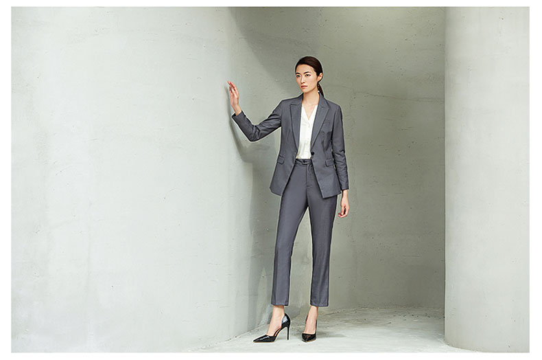 女款灰色一?？畚鞣籽b定制款模特圖片展示