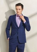 商務(wù)場合選擇條紋西裝還是純色西裝